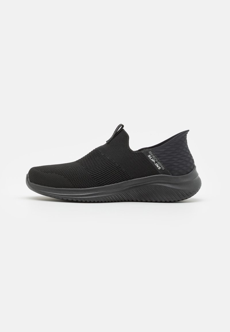 Fekete slip-on cipők lélegző hálós felsőrésszel, texturált dizájnnal, rugalmas talppal és sima, párnázott talpbetéttel.