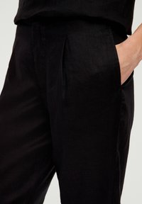 s.Oliver MIT BÜGELFALTEN - Stoffhose - schwarz