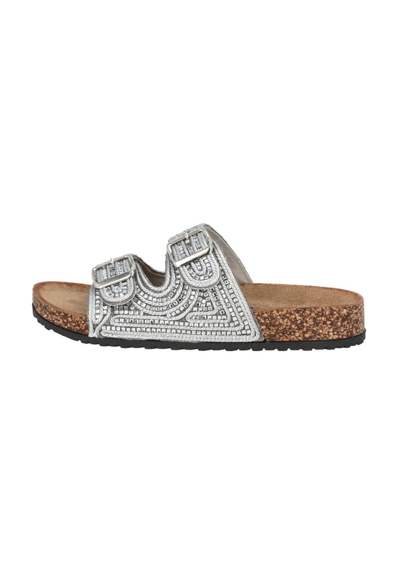 Sandali a scivolo argentati impreziositi presentano due cinturini con fibbia, insole in sughero, suola in gomma e motivo decorativo geometrico.