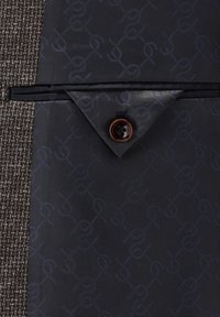Herrenanzugjacke aus braunem strukturiertem Stoff mit einer dunkelblauen Futterung, die ein dezentes Logo-Muster aufweist, abgerundet mit einem Knopfdetail.