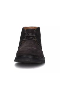 Stivale da uomo in suede nero con lacci, alla caviglia, punta tonda e collo imbottito, mostrato frontalmente su uno sfondo bianco.