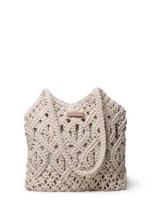 Sac fourre-tout en macramé couleur crème avec des bretelles épaisses en corde et un motif diamant tissé ouvert.