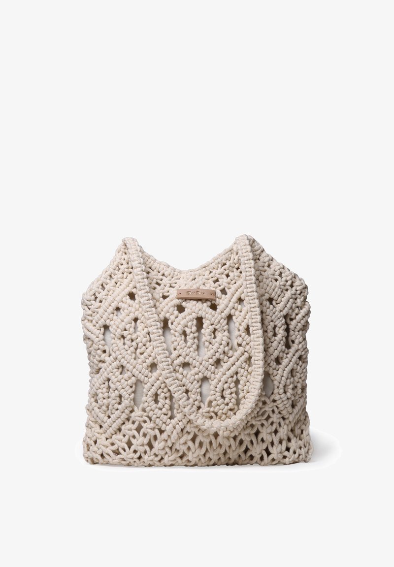 Sac fourre-tout en macramé couleur crème avec des bretelles épaisses en corde et un motif diamant tissé ouvert.