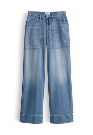 Lichtblauwe wijde jeans met grote voorzakken, knoop- en ritssluiting en omslagboorden aan de zoom, plat gelegd op een witte achtergrond.