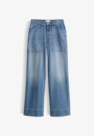 Hellblaue Jeans mit weitem Bein, großen aufgesetzten Fronttaschen, Knopf- und Reißverschluss sowie Umschlägen an den Säumen, liegend auf weißem Hintergrund.