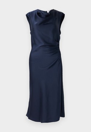 Robe satin navy à design sans manches, décolleté drapé, fronces latérales et coupe mi-longue, avec une légère fente sur le côté.