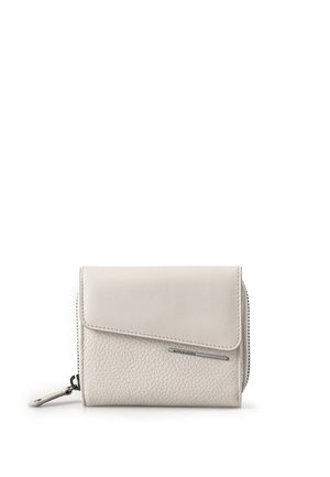 Compact beige leren portemonnee met een getextureerde onderkant en een gladde klep, rits aan de zijkant en een klein metalen merkembleem aan de voorkant.