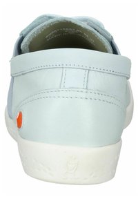 Sneaker in pelle azzurra con texture liscia, suola in gomma bianca e dettagli arancioni. Presenta un colletto imbottito e un design semplice.