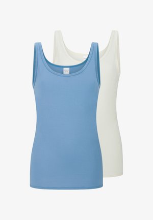 Zwei eng anliegende Tanktops in Blau und Weiß. Das blaue Top hat eine glatte Textur und breitere Träger, während das weiße Top schmalere Träger aufweist.