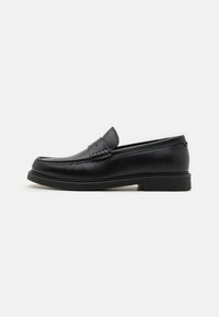 Mustad nahast loafers ümarate varvastega, dekoratiivsete õmbluste ning tekstuurse kummist tallaga, madala kontsaga.