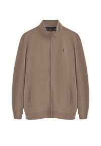 Giacca marrone con zip, colletto alto, tasche laterali e logo ricamato sul petto. Tessuto liscio con una leggera trama.