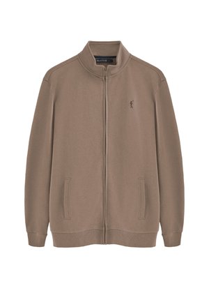 Bruine zip-up jack met een hoge kraag, zijzakken en een geborduurd logo op de borst. Glad materiaal met een subtiele textuur.