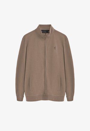 Veste zippée marron avec un col haut, poches latérales et logo brodé sur la poitrine. Tissu lisse avec une texture subtile.