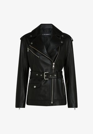 Čierna kožená motorkárska bunda s opaskom v páse, striebornými zipsami a cvokmi, s asymetrickým zipsom a prešívanou podšívkou.