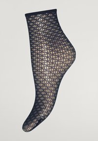 Calza alla caviglia in pizzo blu navy con motivo a rete a rombi. Caratterizzata da una finitura morbida e strutturata e da una vestibilità aderente all'orlo.