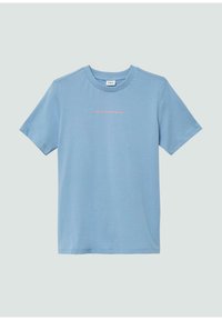 Lichtblauwe katoenen t-shirt met korte mouwen, ronde hals en roze tekst geborduurd op de voorkant. Vloeiende textuur en reguliere pasvorm.