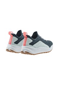 Ein Paar schwarze und graue, niedrig geschnittene Sportschuhe mit weißen Sohlen und korallenfarbenen Zuglaschen, isoliert vor weißem Hintergrund.