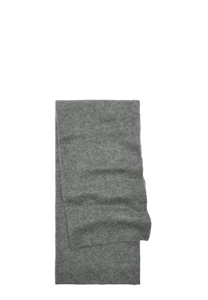 Złożony miękki szary wełniany szalik o gładkiej, lekko pogniecionej fakturze na białym tle.