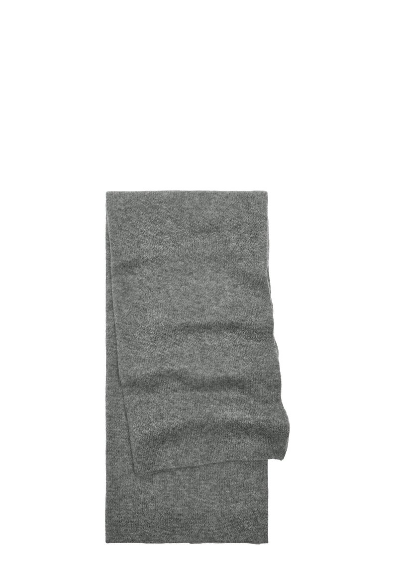 Złożony miękki szary wełniany szalik o gładkiej, lekko pogniecionej fakturze na białym tle.