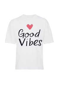 Witte katoenen t-shirt met een roze hart boven de tekst "Good Vibes" in marineblauw, met een klassieke ronde hals en korte mouwen.