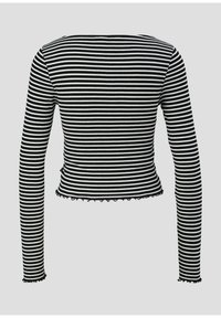 Czarnobiały prążkowany top z długim rękawem o krótkim kroju, z prążkowaną strukturą i falbaną u dołu. Prosty okrągły dekolt i rękawy.