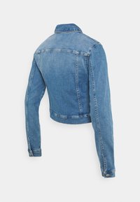 Ljusblå denimjacka med en åtsittande design, synliga sömmar, knäppte ärmmuddar och en klassisk krage. Visad bakifrån.