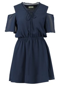 Tmavě modré šaty s odkrytými rameny, vyrobené z lehkého materiálu, se skládaným výstřihem do V, krajkovým lemem a elastickým pasem pro přiléhavý siluetu.