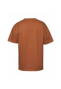 Brun bomulds t-shirt med korte ærmer, rund hals og et enkelt design. Stoffet ser glat og let ud.