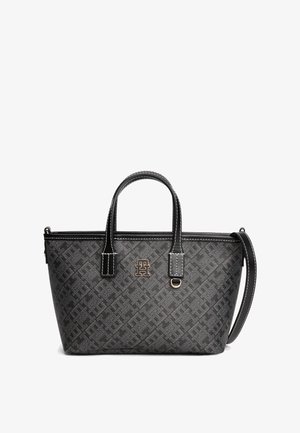 Schwarz-gestreifte Handtasche mit zwei Griffen, weißen Nähten, einem abnehmbaren Schultergurt und einem goldenen "TH"-Logo auf der Vorderseite.