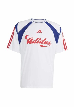 Camiseta deportiva blanca de Adidas con paneles azules en los hombros, rayas rojas en las mangas y logo y texto rojo de Adidas en el centro delantero.