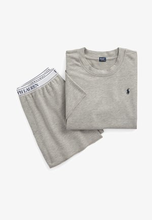 Conjunto de t-shirt e calções em algodão cinza, com decote redondo, mangas enroladas e logótipo azul-marinho na t-shirt; a cintura tem o nome da marca.