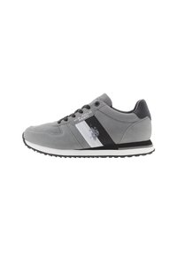 Sneaker in suede grigio con strisce laterali bianche e nere, logo U.S. Polo Assn., lacci neri e suola nera testurizzata.