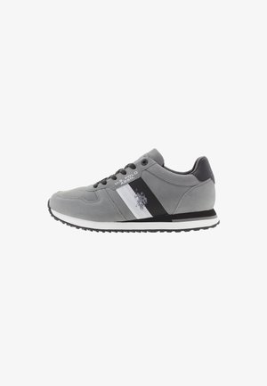 Zapatillas de gamuza gris con franjas laterales en negro y blanco, logo de U.S. Polo Assn., cordones negros y suela texturizada negra.