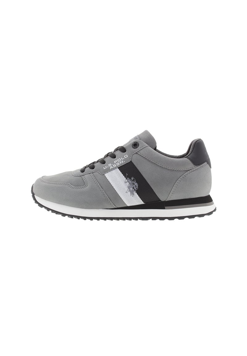 Sneaker in suede grigio con strisce laterali bianche e nere, logo U.S. Polo Assn., lacci neri e suola nera testurizzata.