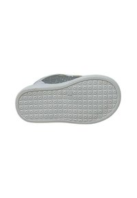 Suola di scarpa bianca con un motivo di texture per la presa, progettata per la trazione, mostrata dal basso su uno sfondo bianco.