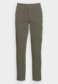 Chino olive en coupe slim, fabriqué en coton, avec une texture lisse, un devant plat et des poches standards.