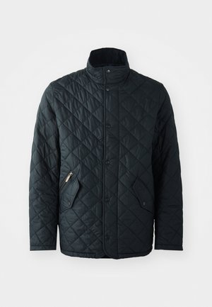 Casaco acolchoado preto com gola alta, apresentando botões de pressão na frente, dois bolsos diagonais com fecho éclair e padrão de losangos em todo o tecido.