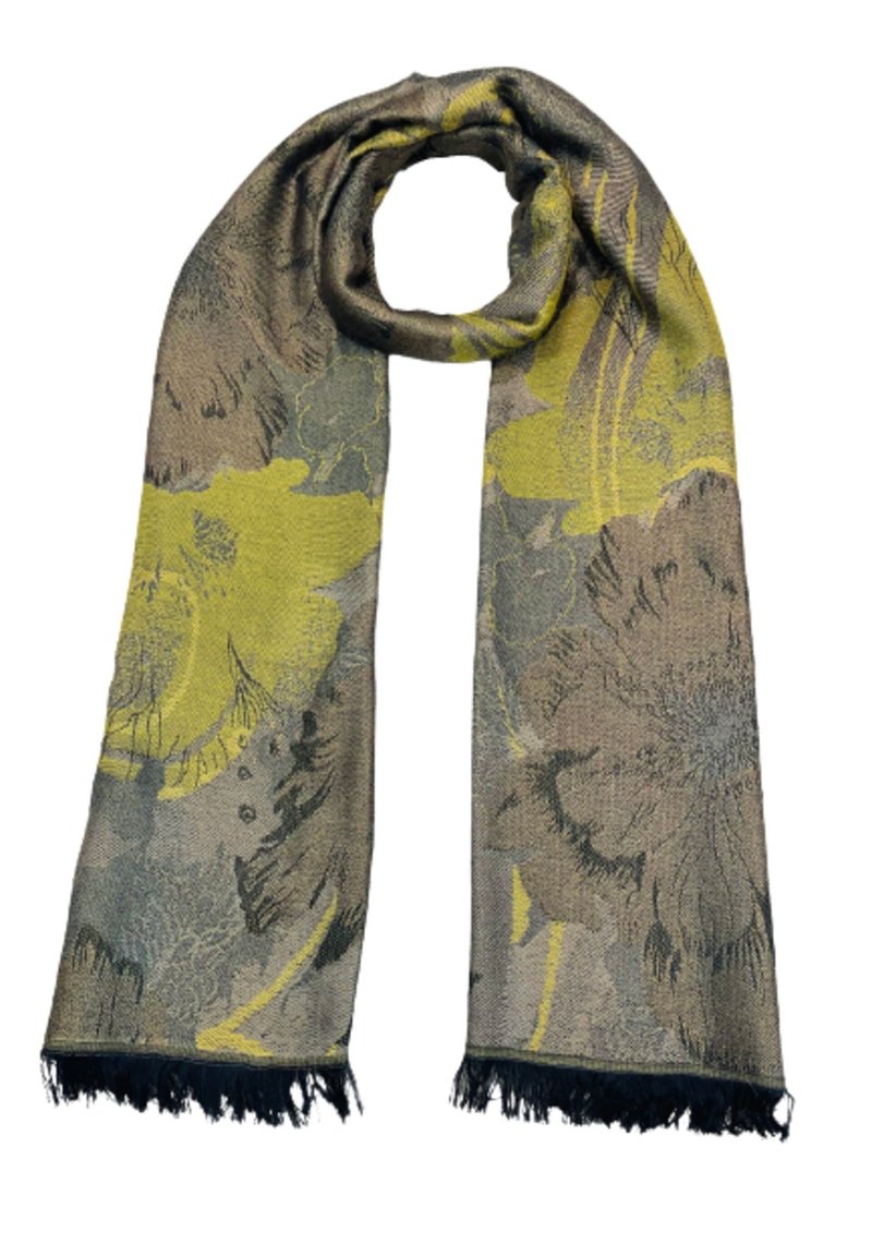 Écharpe à motifs floraux dans des tons terreux atténués avec des accents jaunes. Fabriquée en tissu doux, avec des extrémités frangées et un design léger.