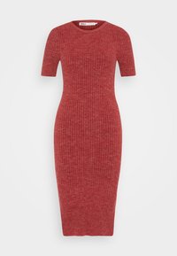 Rotes, geripptes Kleid mit kurzen Ärmeln, taillierter Form, knielang, aus einem strukturierten Strickstoff. Keine zusätzlichen Verzierungen.