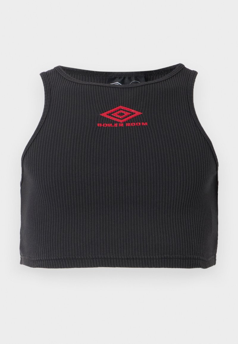 Zwart geribbeld crop top met mouwloos ontwerp. Bevat een rood "BOILER ROOM" logo gecentreerd op de borst. Glad textuur.