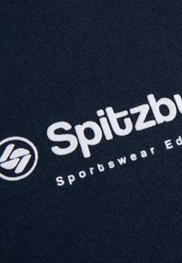 Marineblauwe katoenen stof met ribbelstructuur, voorzien van witte geborduurde branding "Spitzbu" en "Sportswear Edition" naast een rond logo.