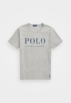Jasnoszary t-shirt z krótkim rękawem i okrągłym dekoltem, z napisem "POLO RALPH LAUREN" w ciemnoniebieskim kolorze na środku przodu oraz małym haftowanym logo przy dolnym kroju.