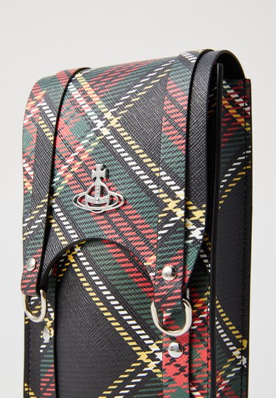 Must värvitooni faux nahast kott, millel on roheline, punane ja kollane ruuduline muster; sisaldab hõbedast riistu ja reguleeritavaid rihmasid. Ruudu kujuga, detailsete aktsentidega.