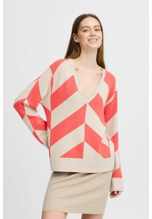 Korallen- und beige-gestreifter Pullover mit tiefem V-Ausschnitt, lockerer Passform und langen Ärmeln. Gerippter Saum, kombiniert mit einem beigen Strickrock.