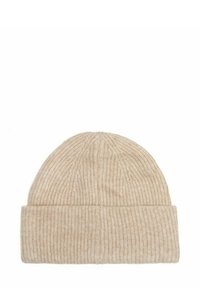 Beżowa dzianinowa czapka z zagiętym mankietem, o prążkowanej fakturze i miękkim, ciepłym materiale odpowiednim na zimną pogodę.