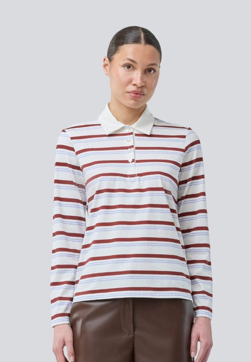 Langermet polo-skjorte i hvitt med røde og blå horisontale striper, kragehals, og knappedetalj foran.
