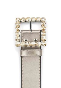 Cinturón plateado metálico con una hebilla rectangular ornamentada con cristales. Acabado texturizado con costura visible a lo largo del borde del cinturón.