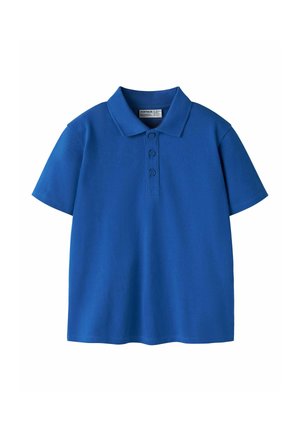 Blaues kurzärmeliges Polohemd mit drei Knöpfen und Kragen, dargestellt auf weißem Hintergrund.