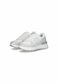 Sneakers bianchi con una parte anteriore in rete testurizzata, lati in pelle liscia e una suola bianca spessa. Include dettagli in argento discreti e lacci.
