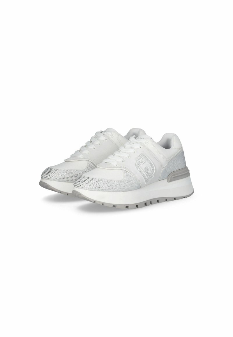 Witte sneakers met een textuur van gaas aan de voorkant, gladde lederen zijkanten en een dikke witte zool. Inclusief subtiele zilveren details en veters.